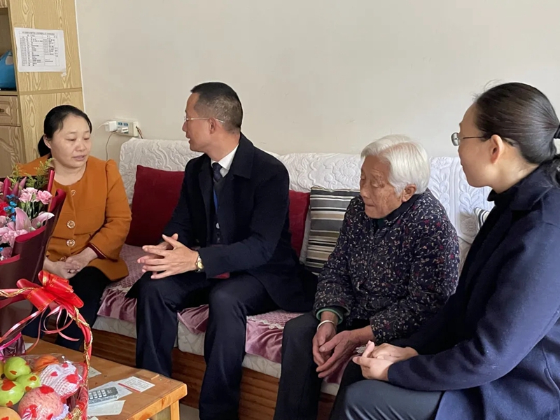 繼光實(shí)驗(yàn)學(xué)校慰問(wèn)中江見義勇為英雄王勇家屬.jpg