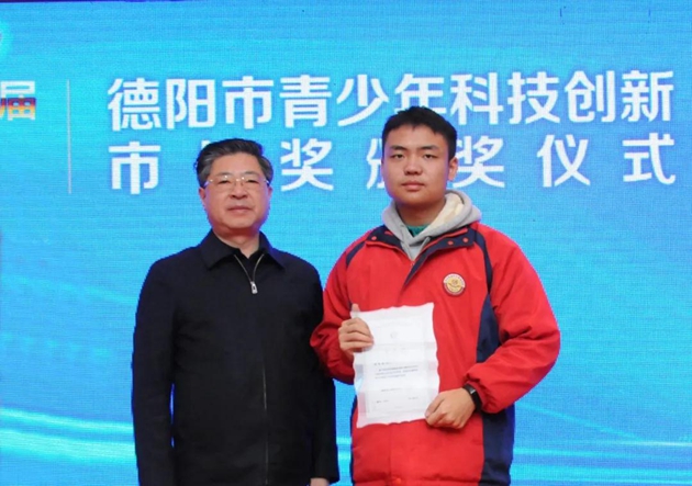 市長何禮為高2021屆5班學(xué)生周競(jìng)楠頒發(fā)青少年科創(chuàng)市長獎(jiǎng)，鼓勵(lì)孩子們成為拔尖創(chuàng)新人才。_副本.jpg
